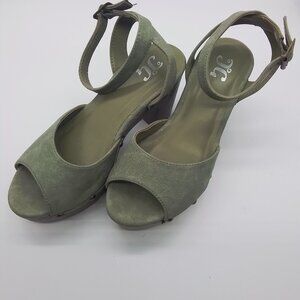 JOURNEE COLLECTION FAUX SUEDE OLIVE GREEN PLATFORM SANDALS - SIZE 7